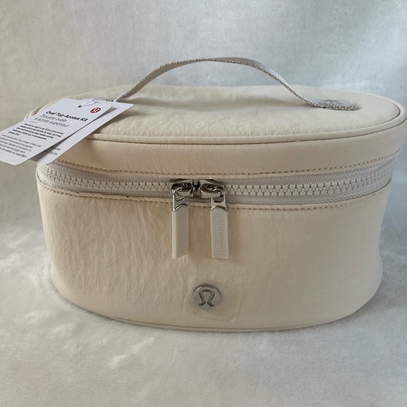 Lululemon Oval Top Access Kit Vol 3.5 L in White Opal - Picture 3 of 14